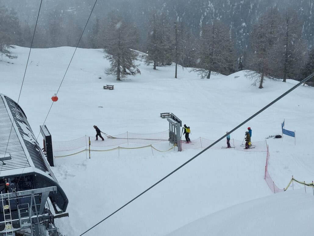 Fahren die beiden Mitarbeiter doch einfach so eine Schneelanze zu zweit die schwarze Piste runter.<br />Auch noch nie gesehen.<br />Den Lift haben sie aber nicht mit der Lanze genommen ;)