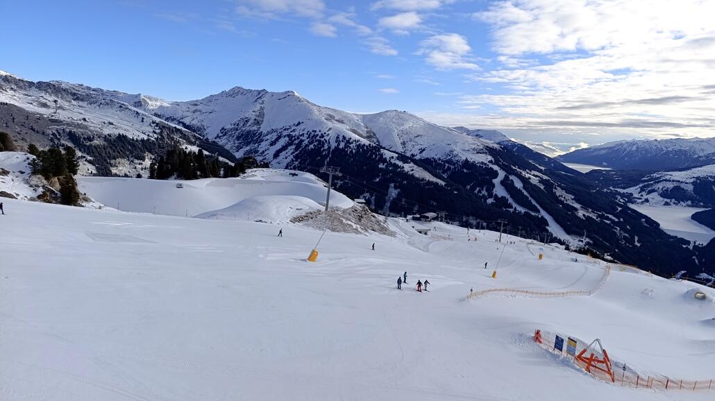 Oben hat es unwesentlich drauf geschneit. Rillenstruktur nicht mehr seh- aber noch spürbar.